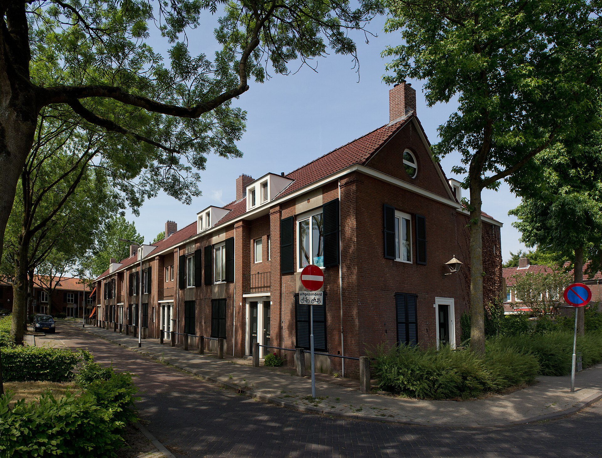 Tilburger zonder geldig rijbewijs ramt twee autos