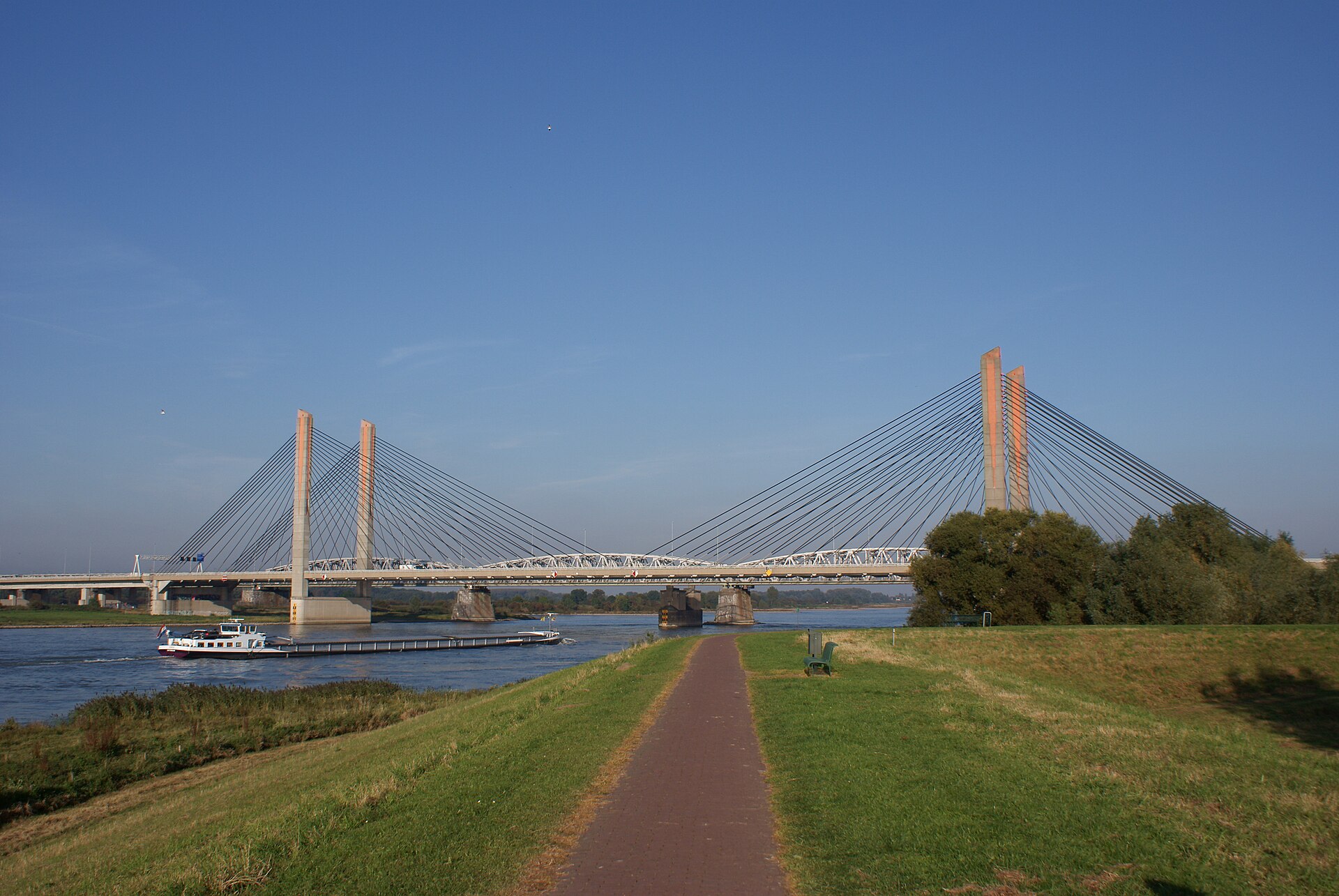 Zaltbommel ontwaakt in stilte aan de Waal