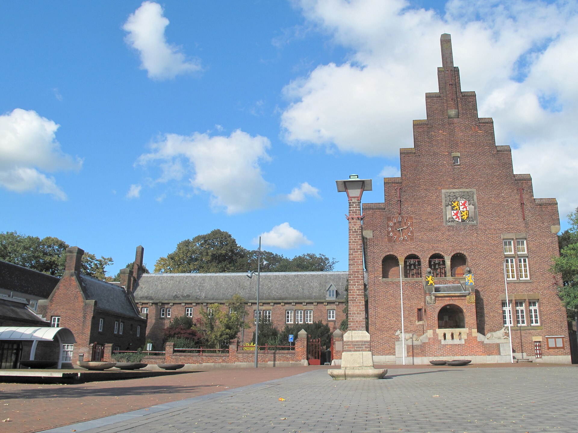 Drie handhavingsauto’s uitgebrand bij gemeentehuis Waalwijk
