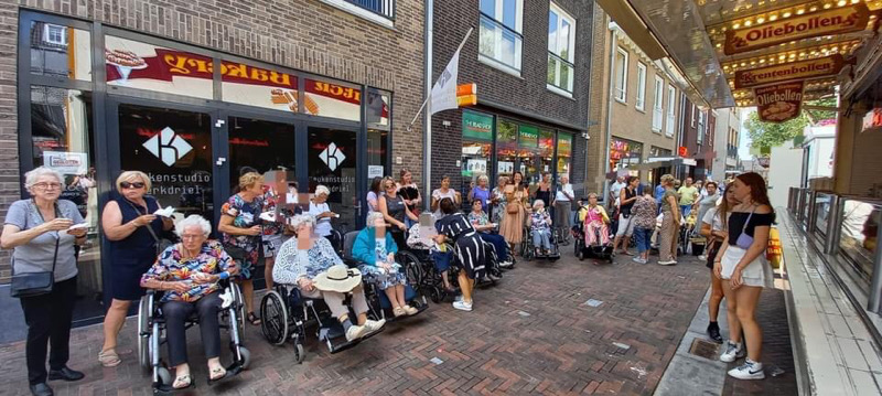 Bewoners WZC De Leyenstein genieten op de kermis Kerkdriel