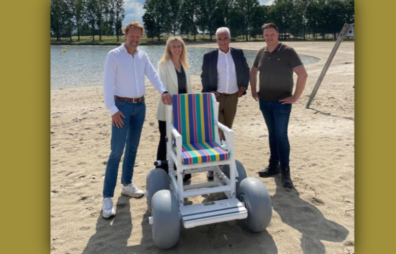 Speciale strandrolstoel bij Zandmeren helpt mensen het water in Kerkdriel