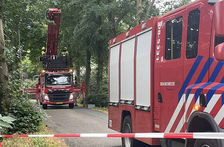 Brandweer rukt uit voor 'vallende boomdelen' Dorpsstraat Hurwenen