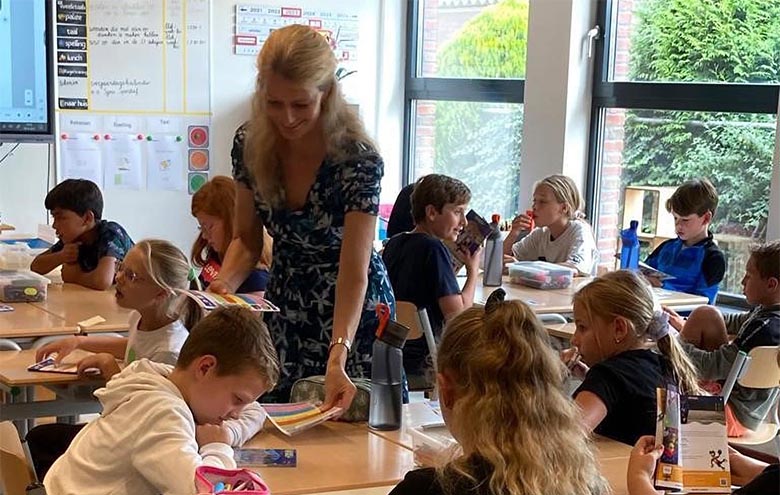 Wethouder deelt Sjors-boekjes uit aan schoolkids Heerewaarden