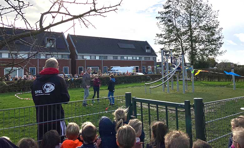 Wethouder onthult nieuw speeltoestel in Rossum