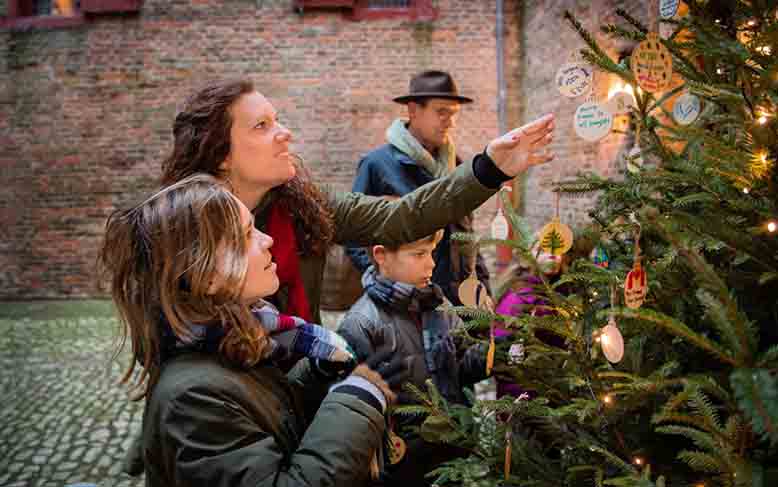 1.000 lichtjes dompelen Loevestein in kerstsferen Poederoijen/Woudrichem