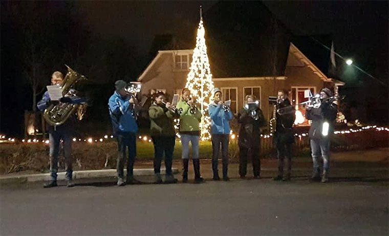 St. Caecilia fleurt feestdagen op met kerstmuziek en oliebollen Ammerzoden