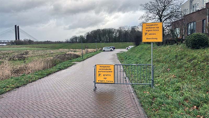 Hoogwater zet parkeerplaatsen Zaltbommel onder water Zaltbommel