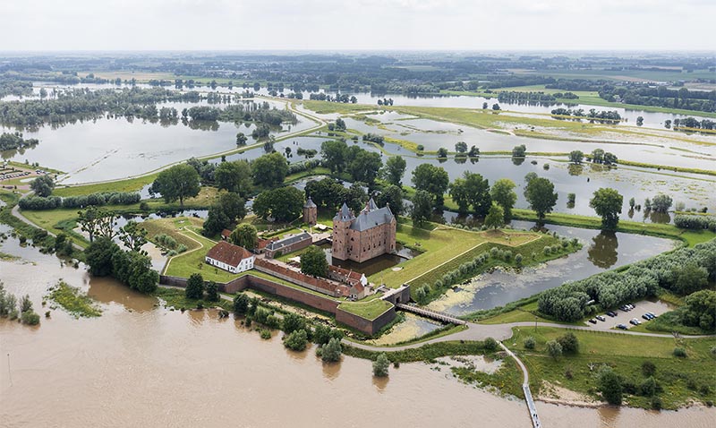 Slot Loevestein sluit de poorten om het hoge water Poederoijen/Woudrichem 