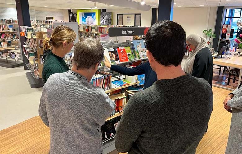 Deelnemers Taalgroep Kompas bezoeken bibliotheek Zaltbommel