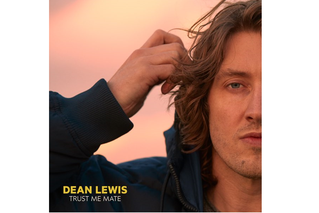 Flitsfeitje: Trust Me Mate Van Dean Lewis