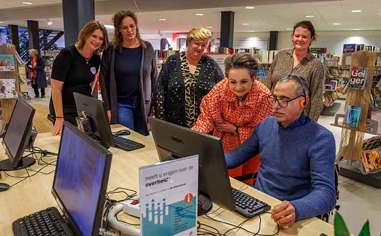 Staatssecretaris Alexandra van Huffelen bij Bibliotheek Zaltbommel