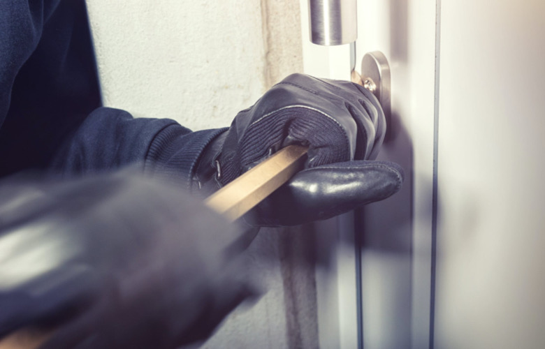 Politie onderzoekt een woninginbraak in Heerewaarden