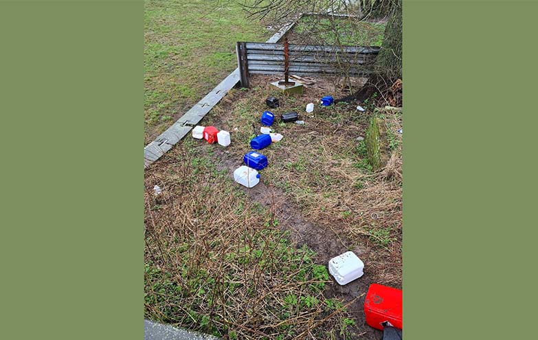 Afval gedumpt op de Waaldijk