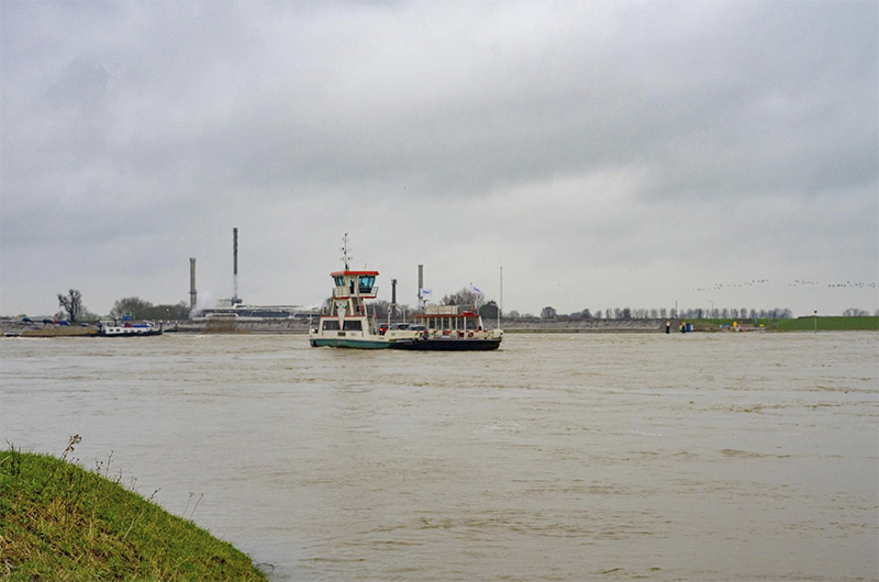 Nieuwe toegangsweg pont Herwijnen-Brakel bijna klaar