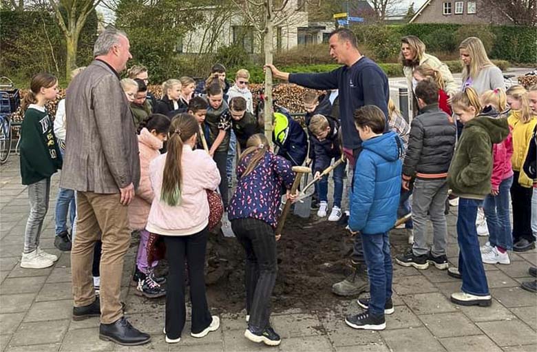 Kinderen en gemeente vieren Boomfeestdag