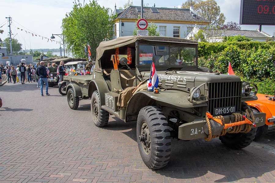 Weer voedseldropping boven Zuilichem op 5 mei