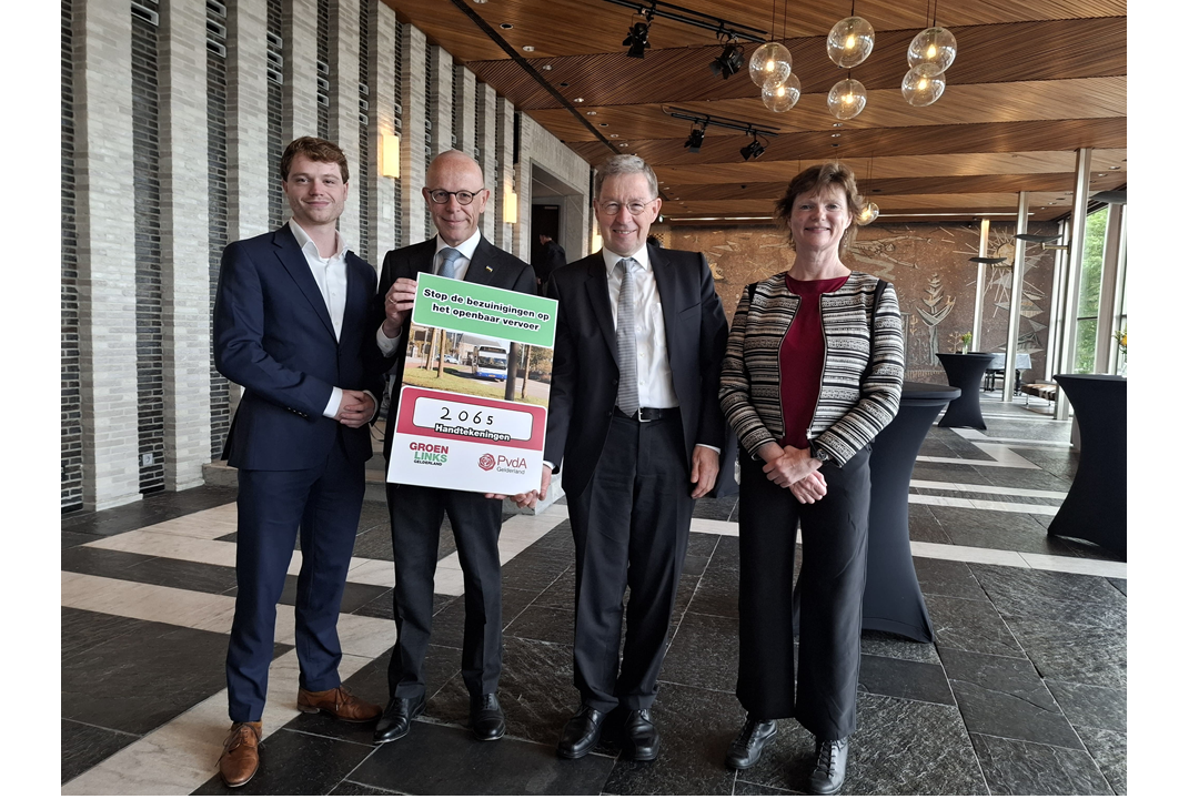 GroenLinks PvdA overhandigen petitie OV-bezuiniging Commissaris de Koning