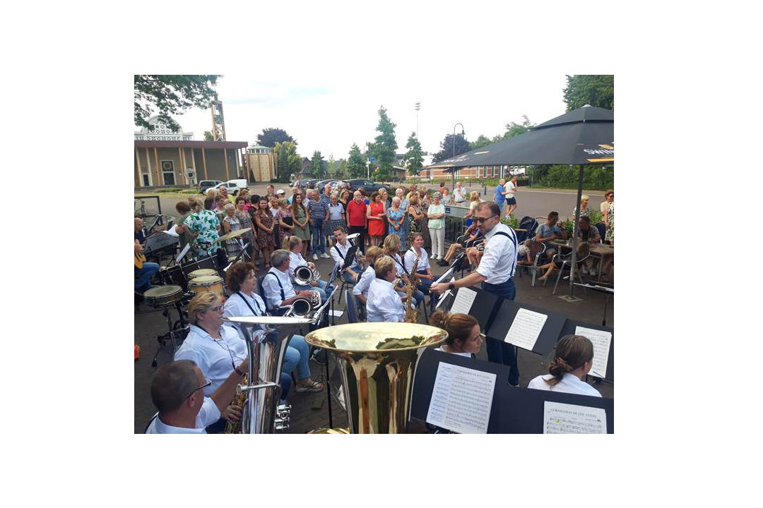 Terrasconcert Spelend en Zingend de Zomer in