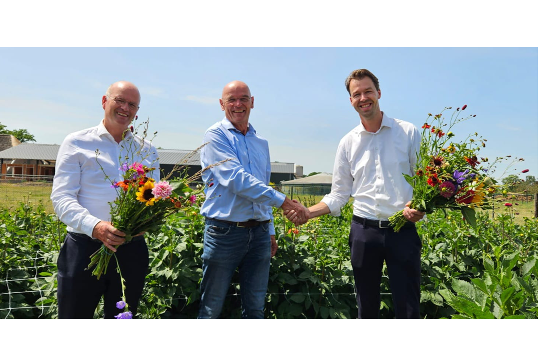  Pluktuin Lienden overhandigt eerste bossen bloemen aan PCG-vertegenwoordigers