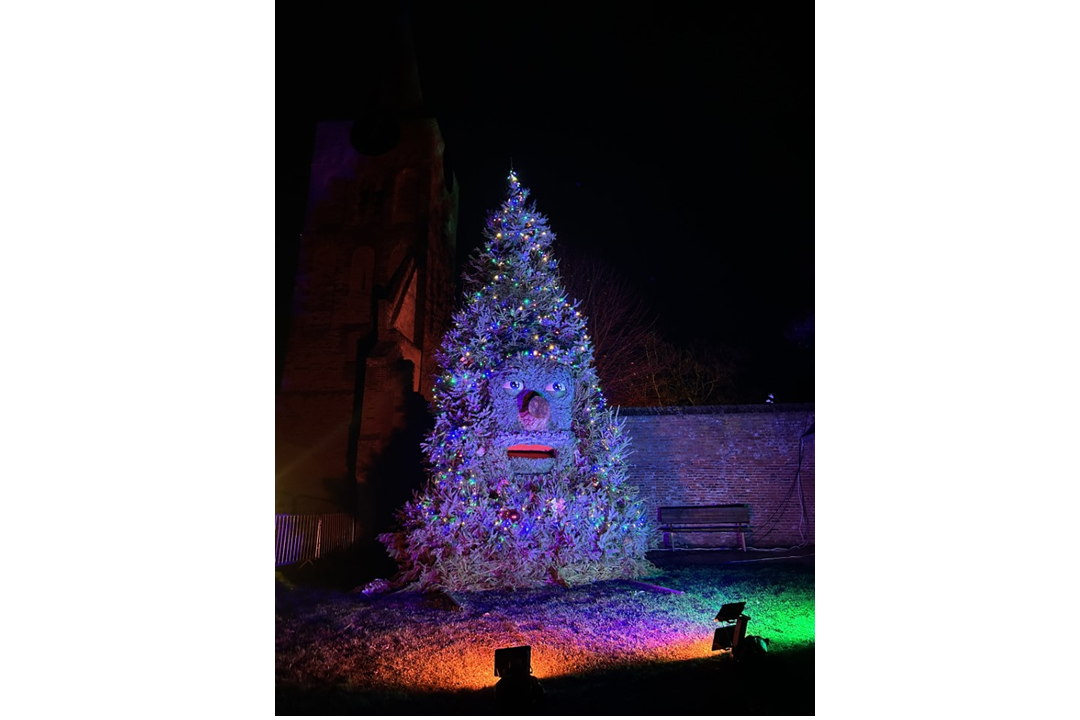 Dennie de pratende Kerstboom betovert Andel 