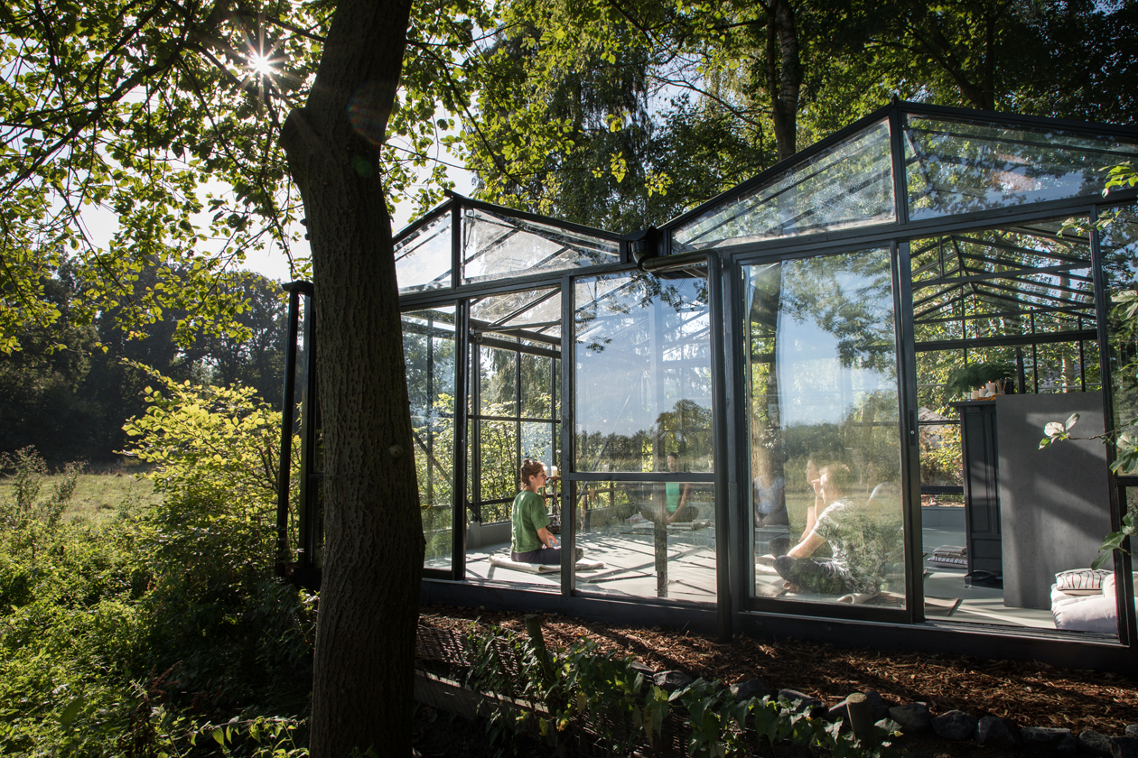 Yoga in de kas, midden in de natuur