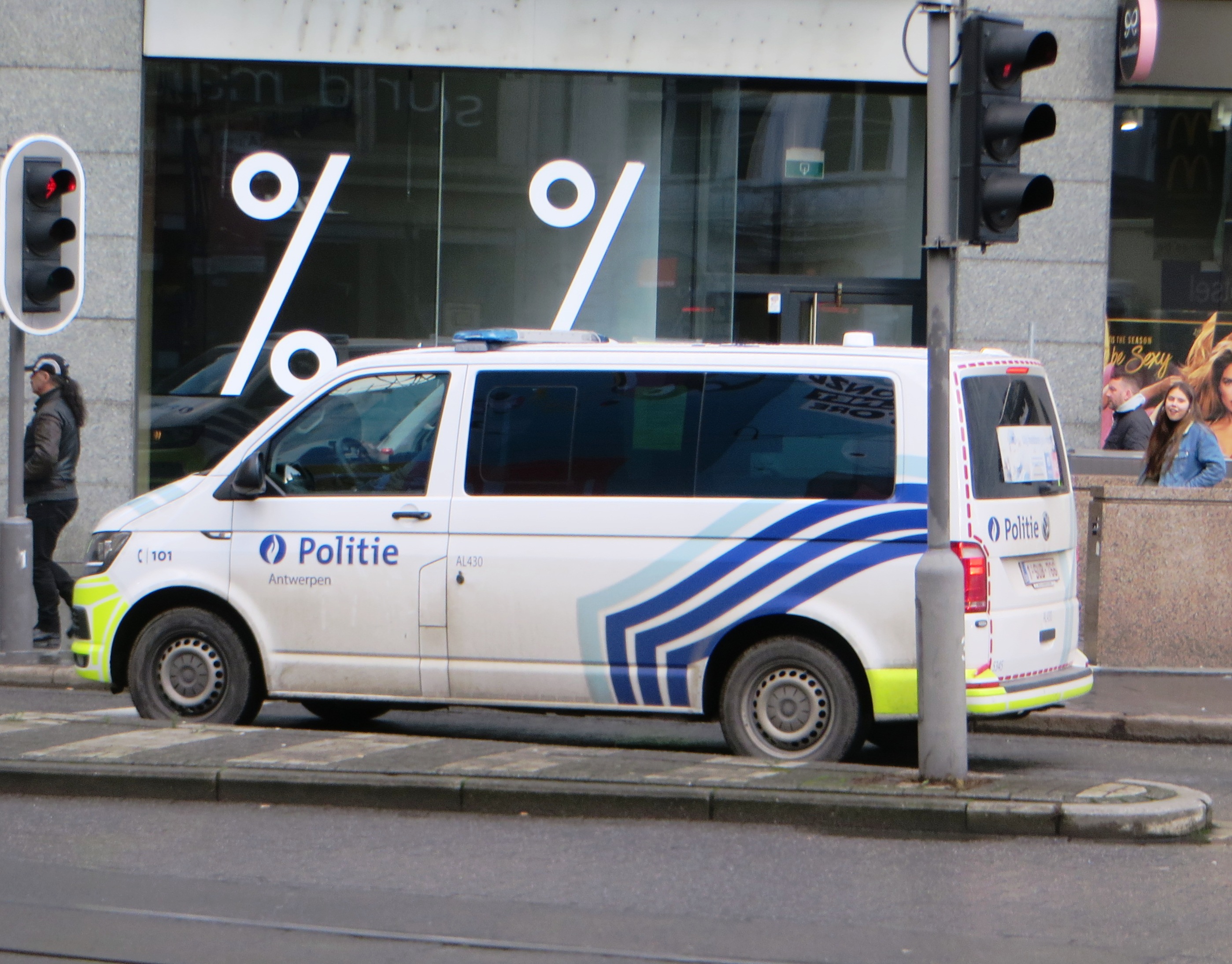 Auto verliest controle aan afrit van Beerse