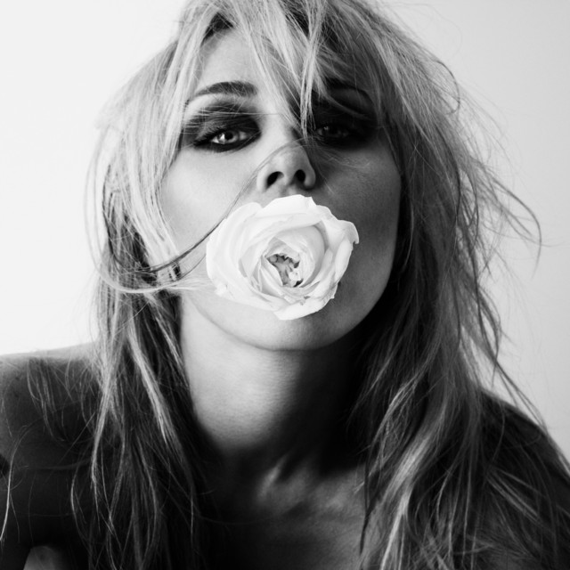 Flitsfeitje: Miley Cyrus - Bass Persuadas