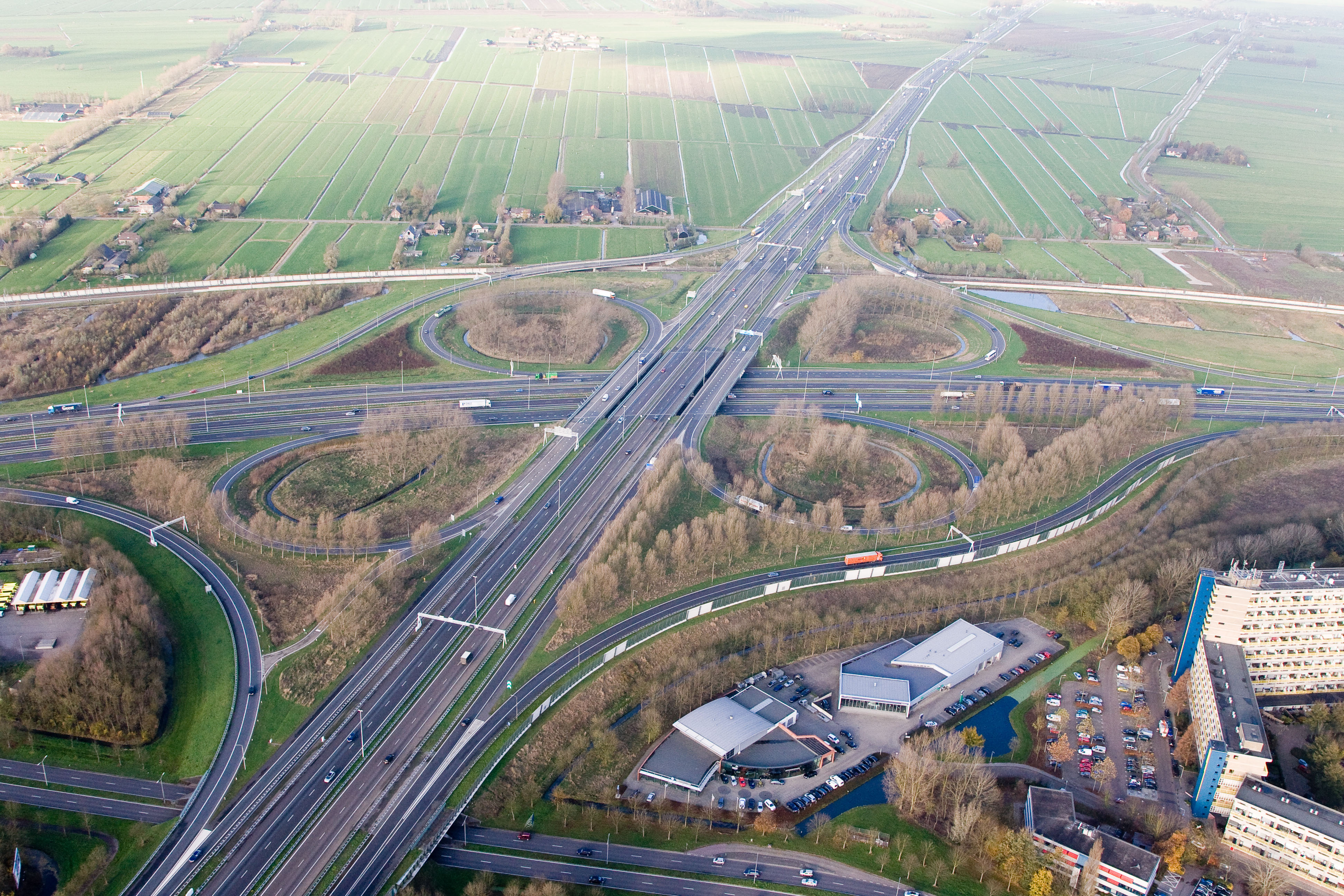 Vrachtwagen belandt in water langs dijk in Gorinchem