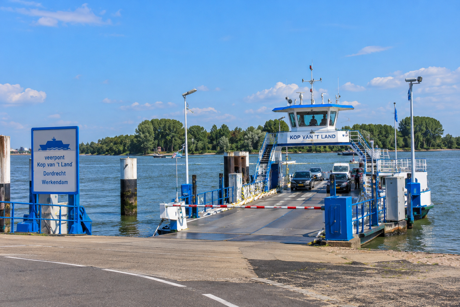 Drie personen gereanimeerd na auto te water bij veerpont